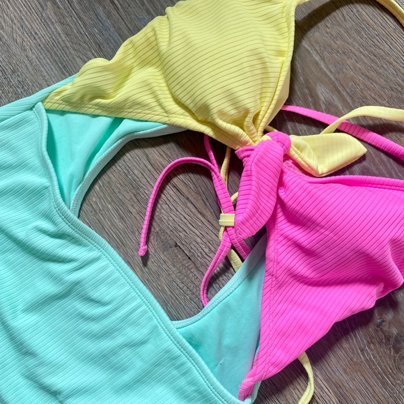 Colorblock Swimsuit - Picture 3 of 5